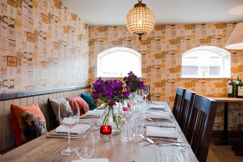 The White Hart, Overton Bagian luar foto