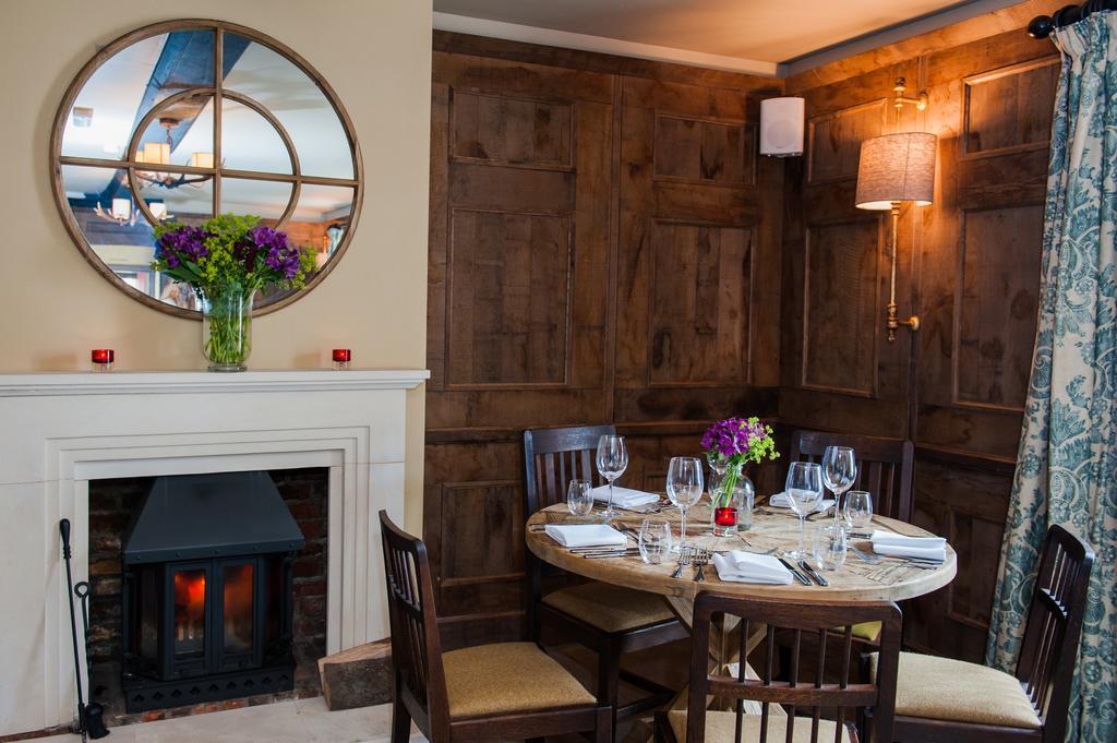 The White Hart, Overton Bagian luar foto